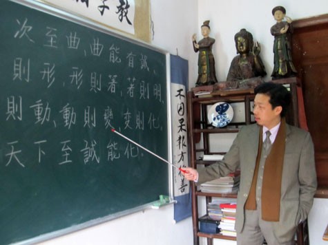 Một lớp học dành cho mọi người đam mê học chữ Hán, viết thư pháp đặc biệt là người cao tuổi.